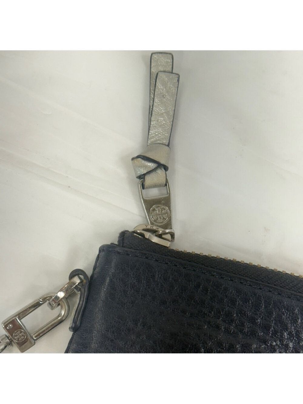 Tory Burch Blue Pebbled Leather ROBINSON LARGE WRISTLET - Picture 12 of 16